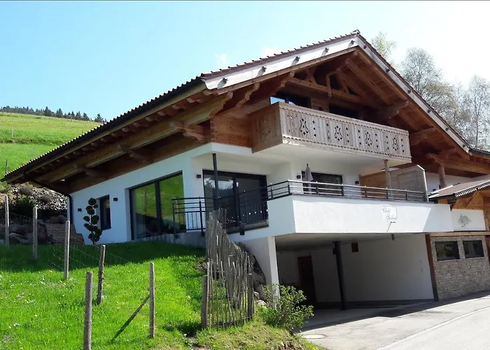 Steinbock Mit Ueppigem Genusskorb Fuer Zwei شاليه