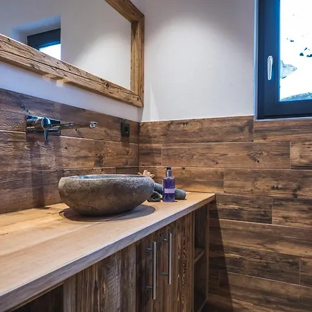 Steinbock Mit Ueppigem Genusskorb Fuer Zwei בקתה *